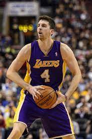 I Los Angeles Lakers lottano per difendere la casa